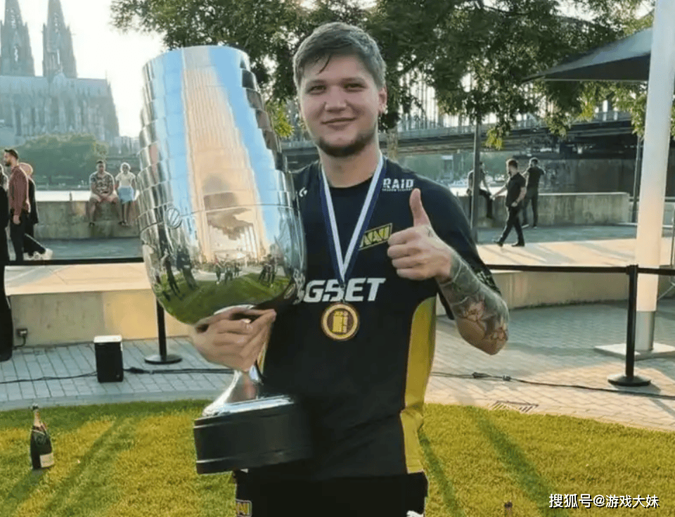 电竞圈出现离谱事件，选手比赛时突然缺席，跑去参加DOTA2比赛