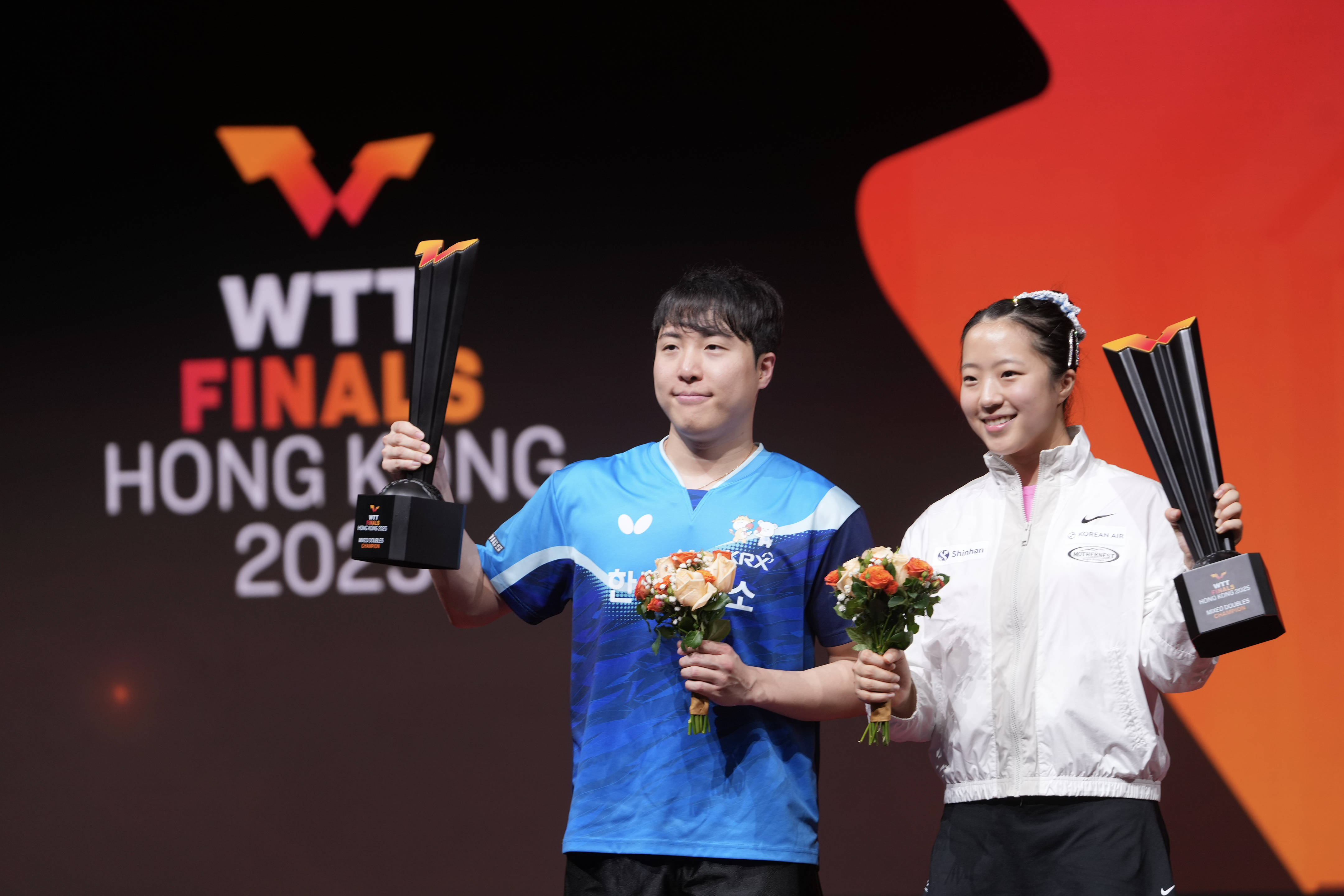 （体育）乒乓球——WTT香港总决赛：林仲勋/申裕斌混双夺冠