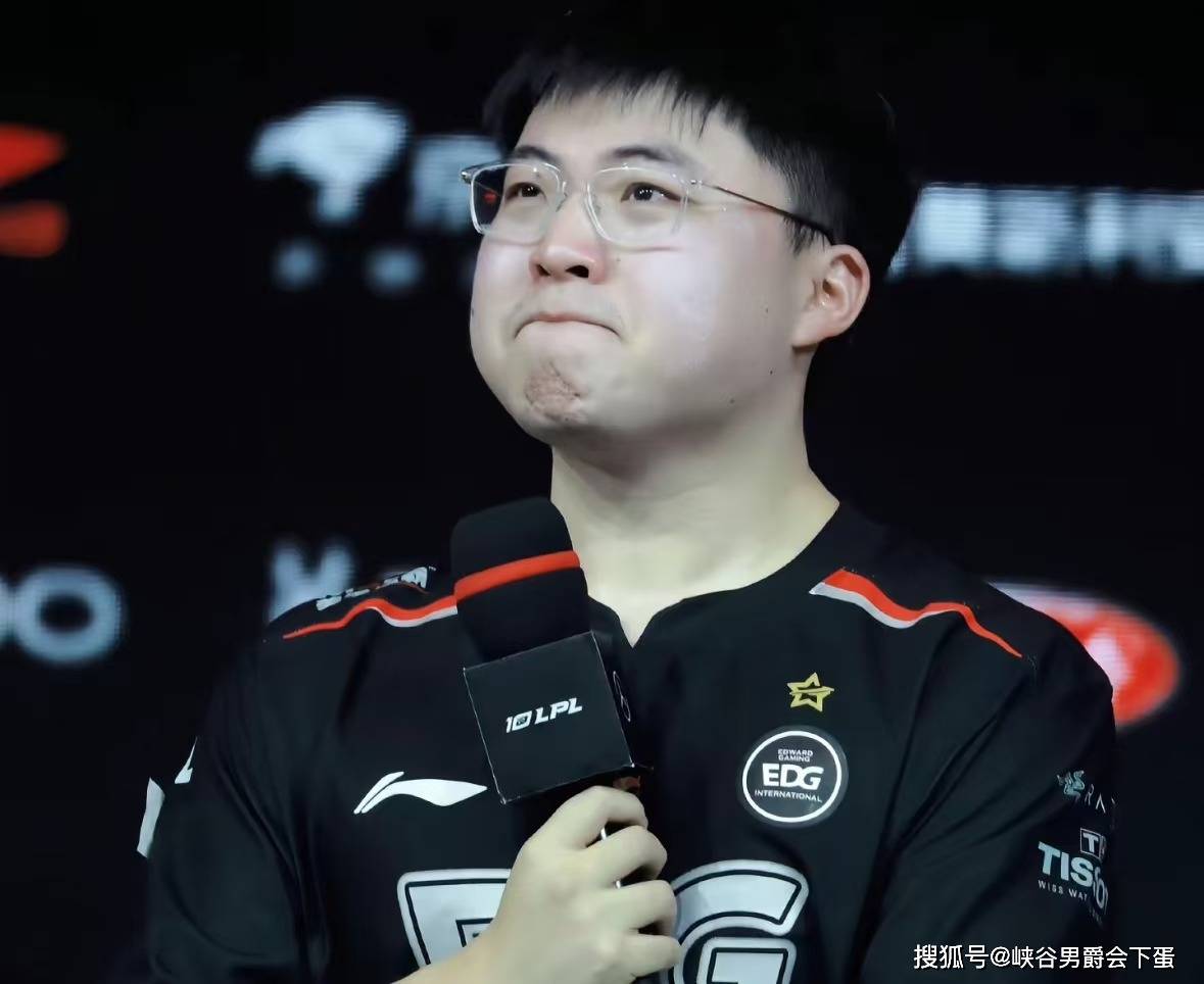 继“AG经理爱笑透露：明年Uzi有机会复出”后，教练朱开谈Uzi疯狂打排位原因：他在检测自己的实力，来确定到底能不能上场打比赛！